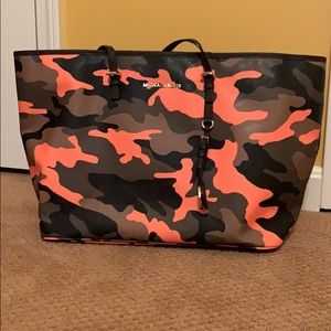 MICHAEL KORS | large camo tote